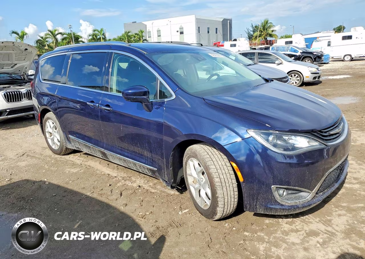 2018 Chrysler Pacifica Touring L Plus VIN:2C4RC1EG5JR106204 - 4