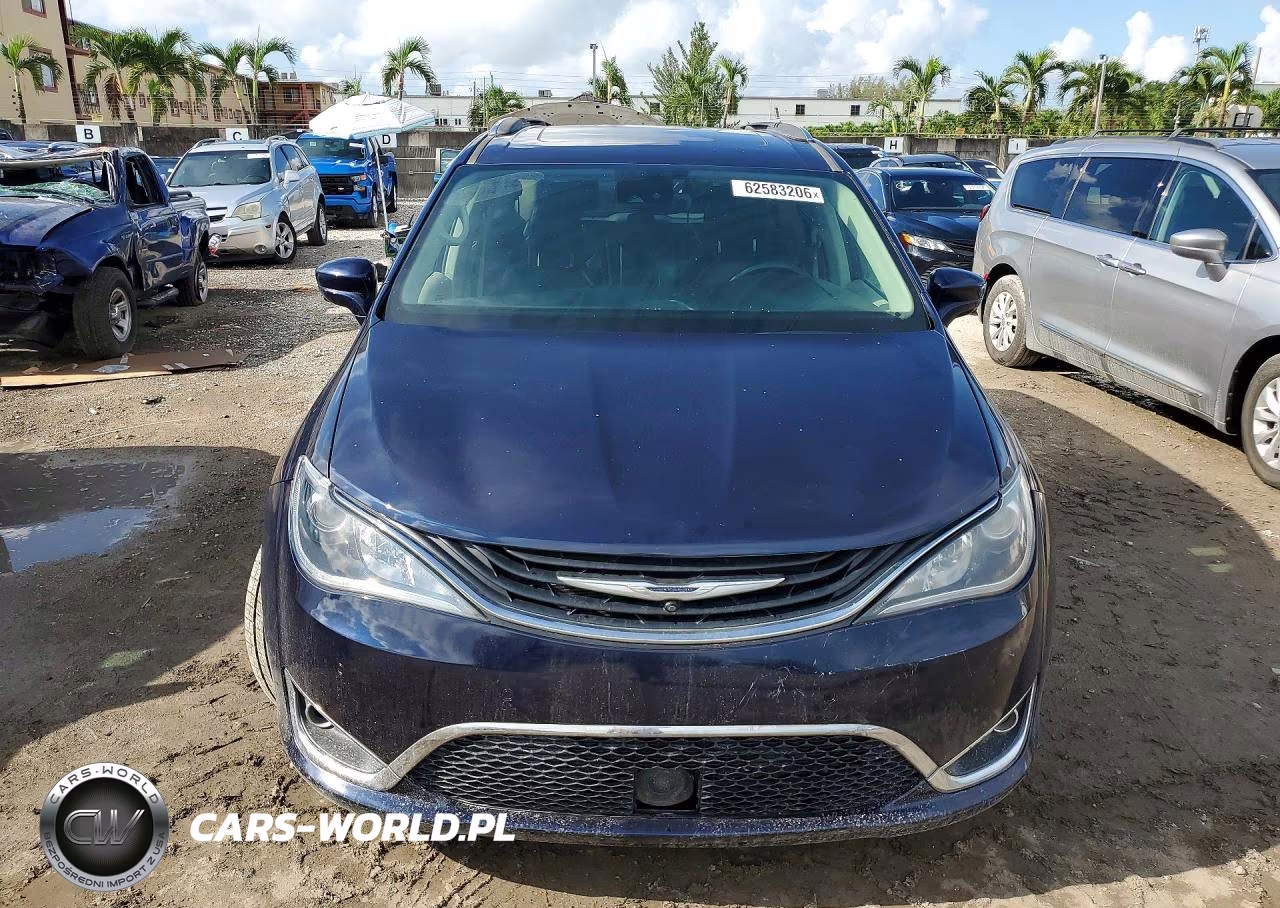 2018 Chrysler Pacifica Touring L Plus VIN:2C4RC1EG5JR106204 - 5