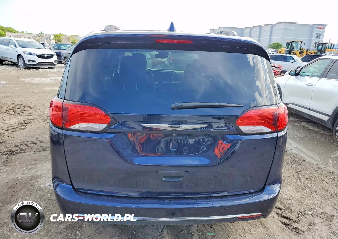 2018 Chrysler Pacifica Touring L Plus VIN:2C4RC1EG5JR106204 - 6