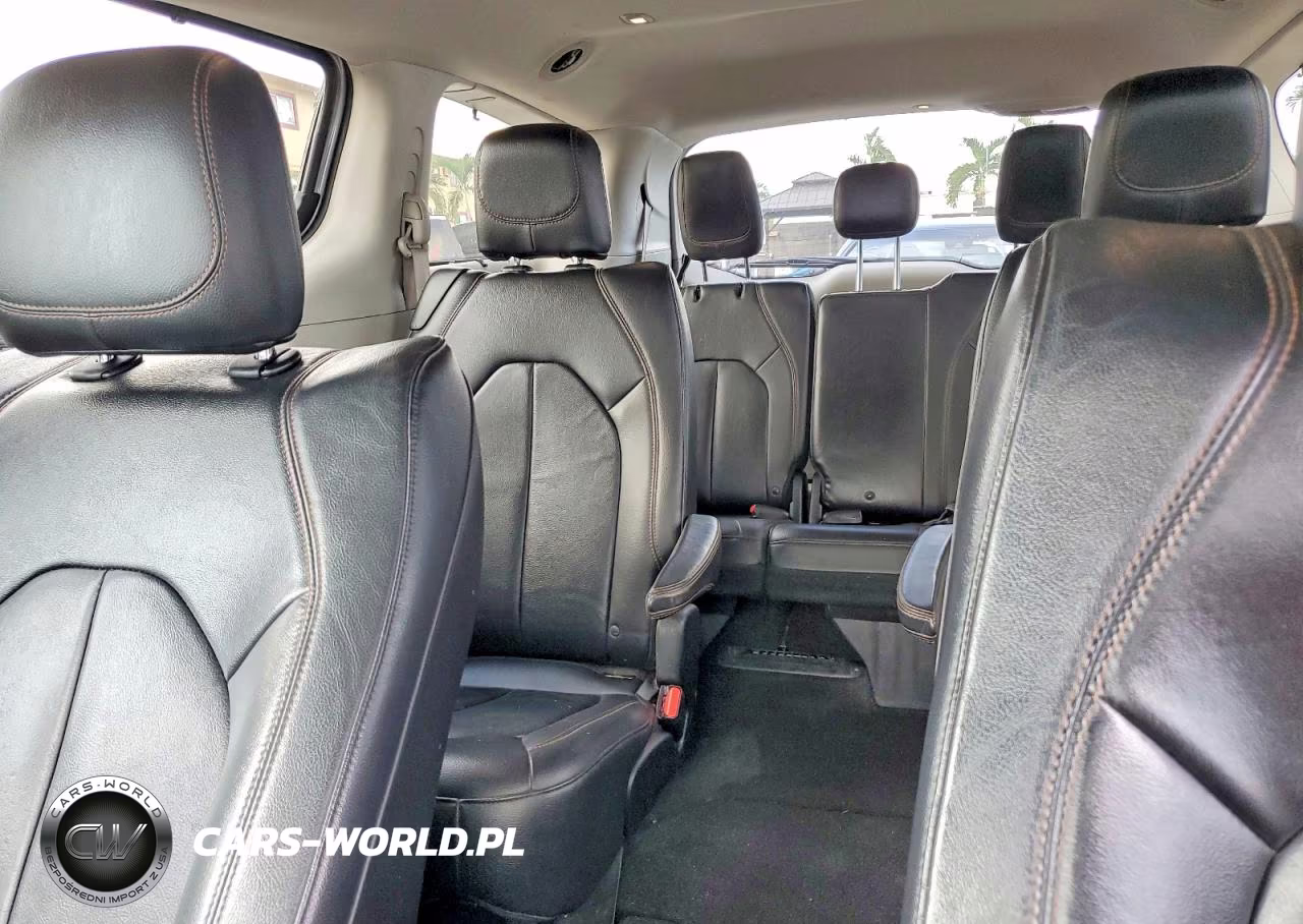2017 Chrysler Pacifica Touring L VIN:2C4RC1BG5HR747271 - 10