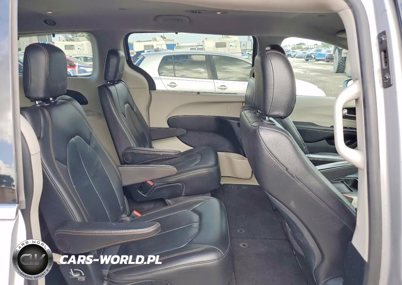 2017 Chrysler Pacifica Touring L VIN:2C4RC1BG5HR747271 - 11