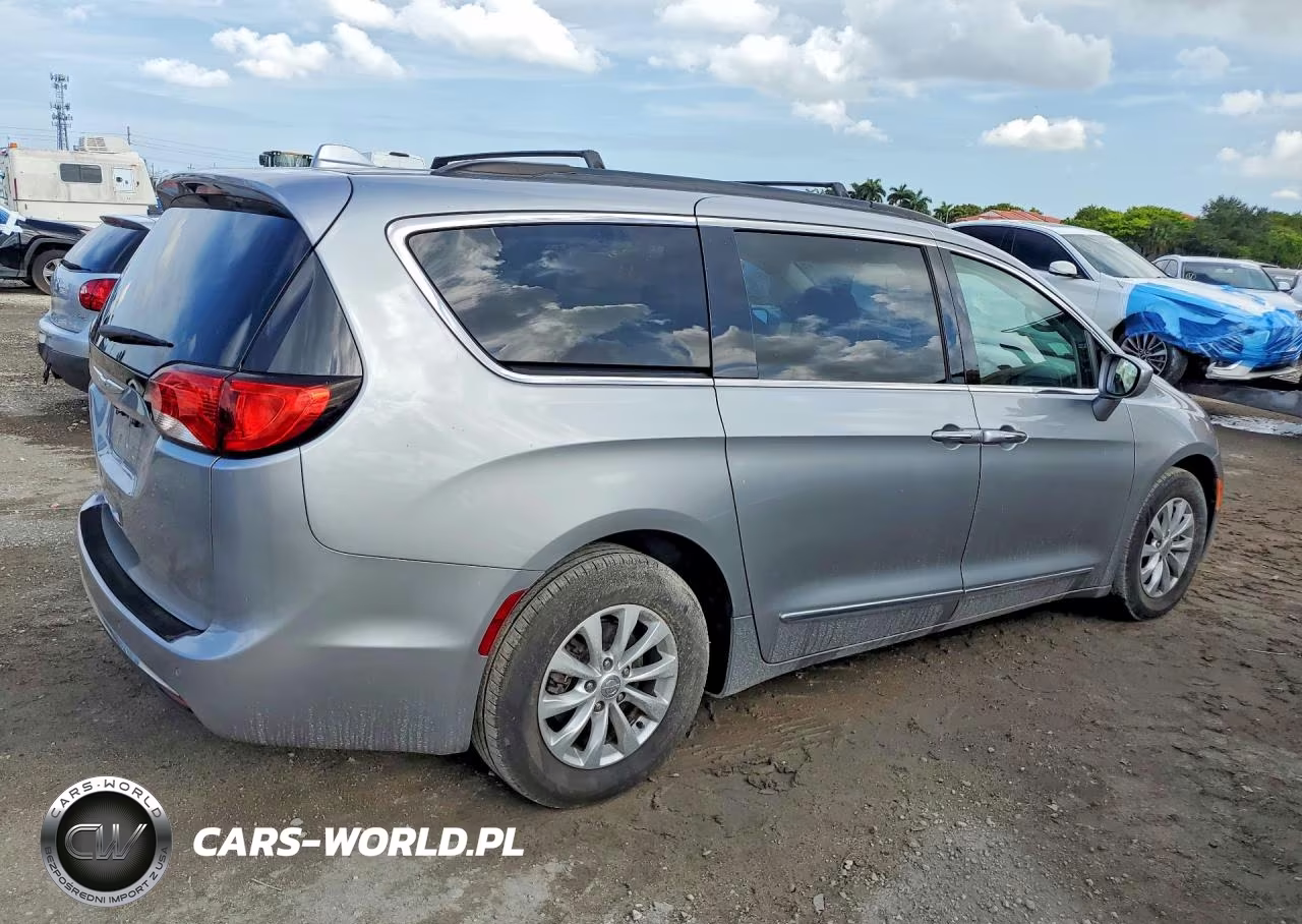 2017 Chrysler Pacifica Touring L VIN:2C4RC1BG5HR747271 - 3