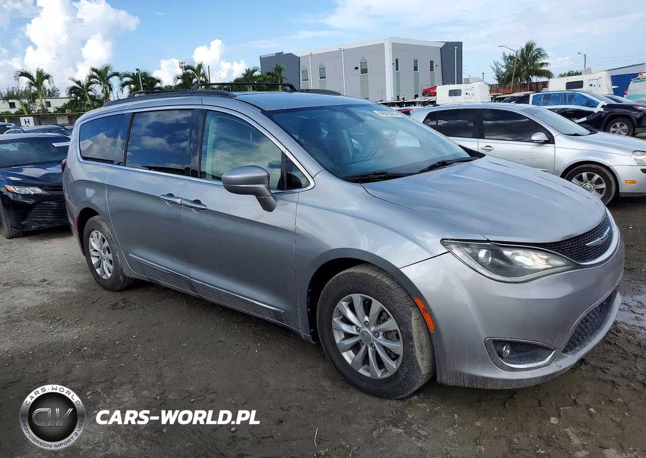2017 Chrysler Pacifica Touring L VIN:2C4RC1BG5HR747271 - 4