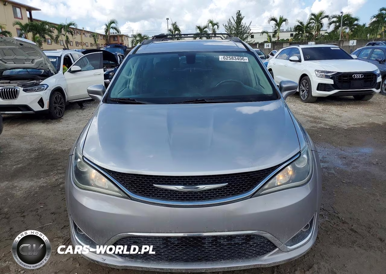 2017 Chrysler Pacifica Touring L VIN:2C4RC1BG5HR747271 - 5