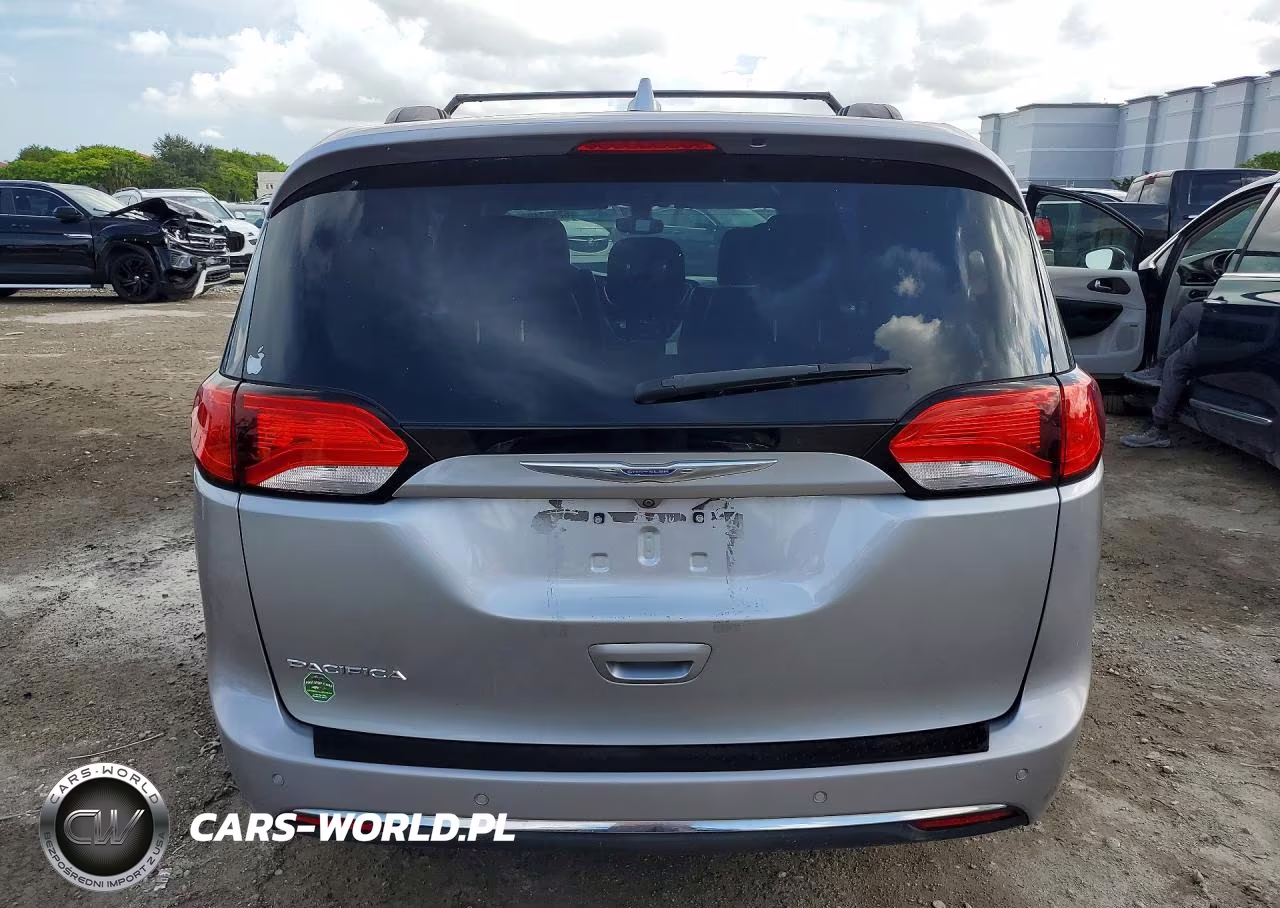 2017 Chrysler Pacifica Touring L VIN:2C4RC1BG5HR747271 - 6