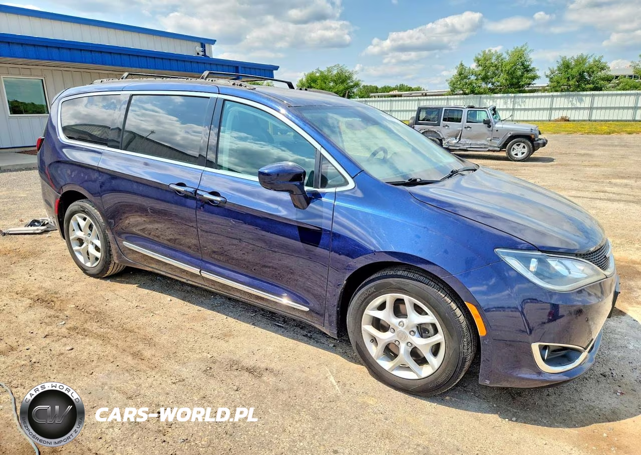 2017 Chrysler Pacifica Touring L Plus VIN:2C4RC1EG5HR634898 - 4