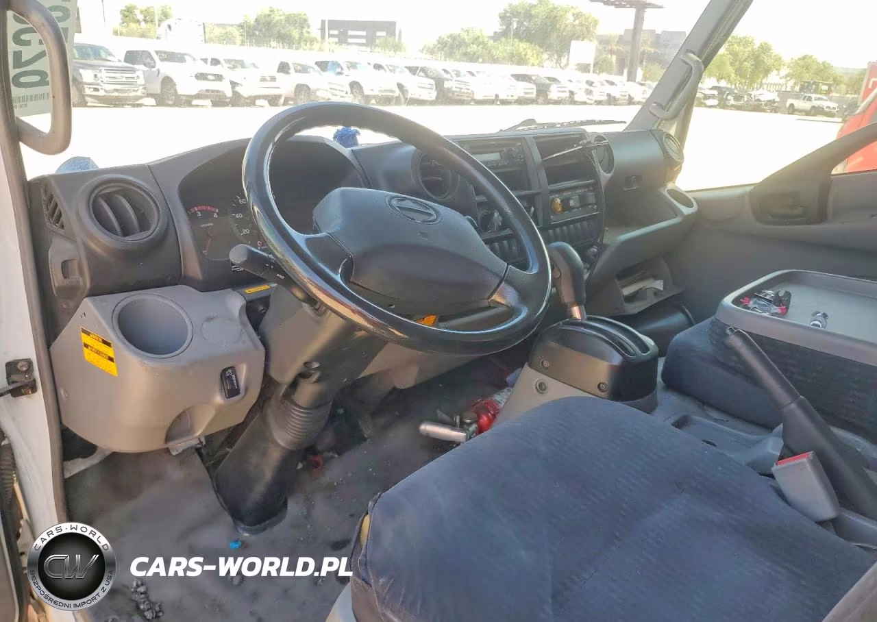 2018 Hino 195 Box Truck VIN:JHHSDM2HXJK006205 - 8