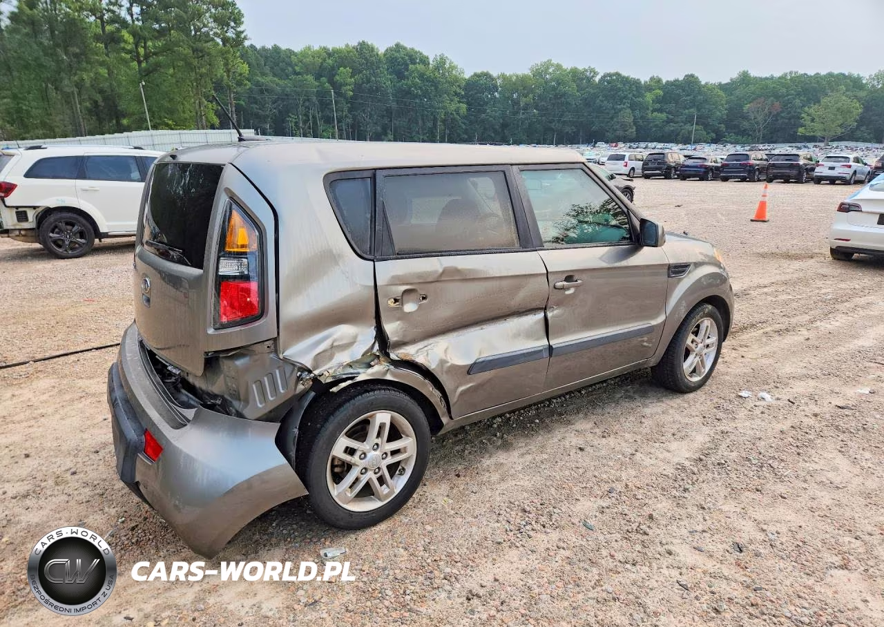 2011 Kia Soul + VIN:KNDJT2A27B7259943 - 3