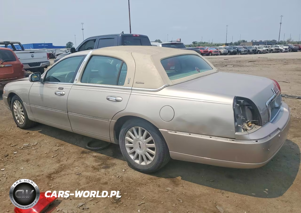 2003 Lincoln Town Car Signature VIN:1LNHM82W43Y606247 - 2