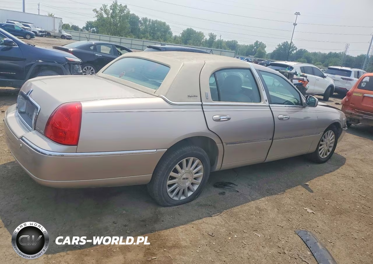 2003 Lincoln Town Car Signature VIN:1LNHM82W43Y606247 - 3