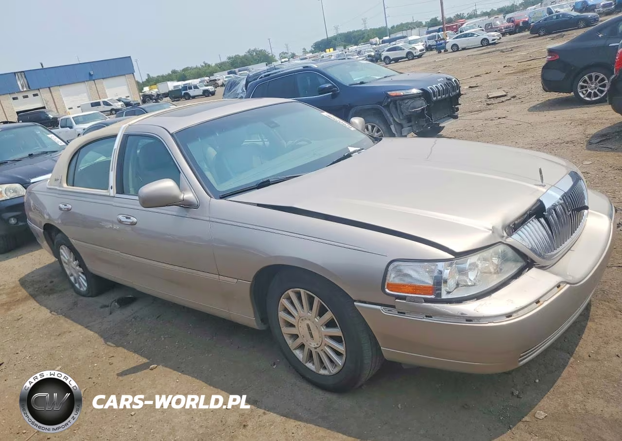 2003 Lincoln Town Car Signature VIN:1LNHM82W43Y606247 - 4