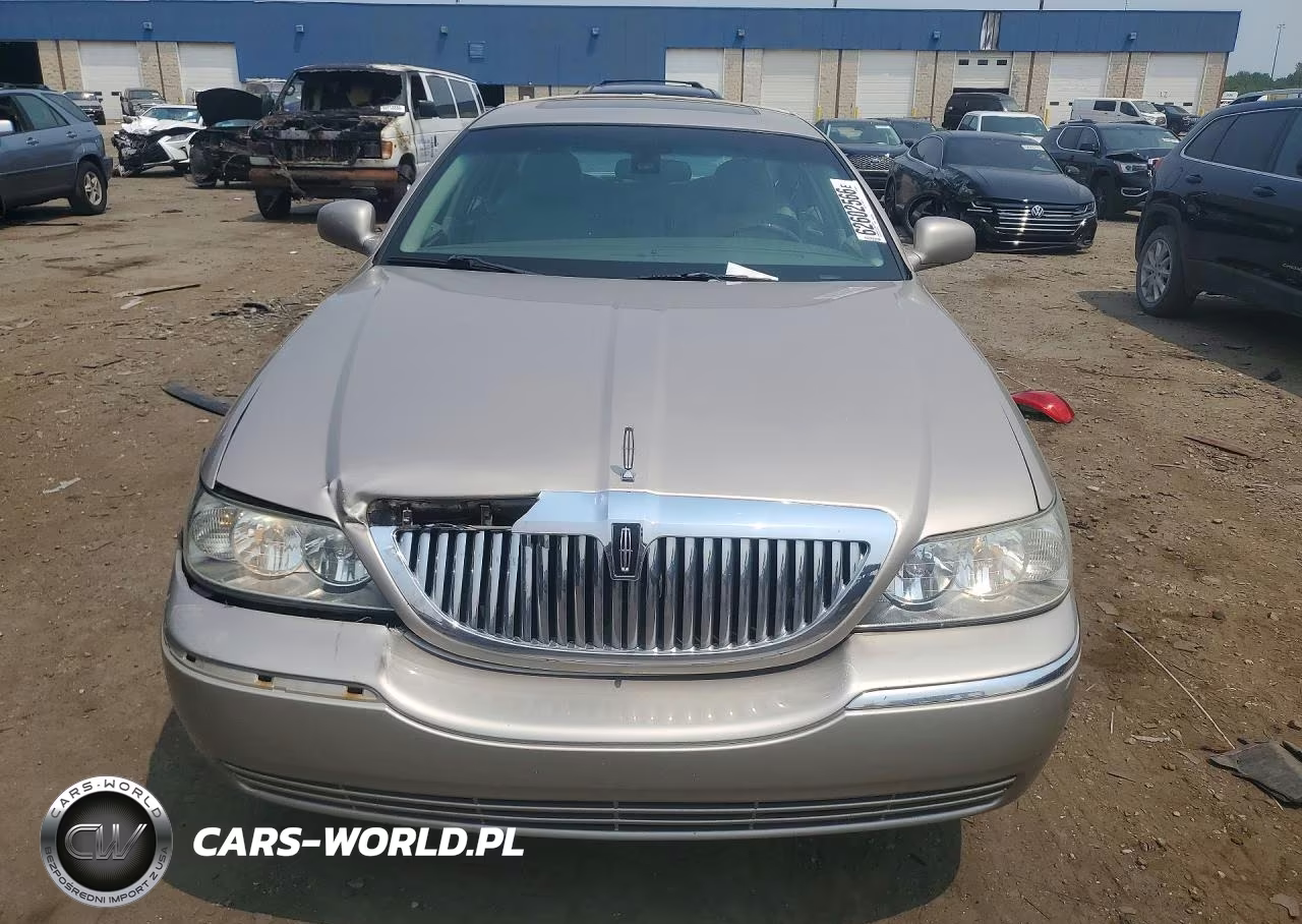 2003 Lincoln Town Car Signature VIN:1LNHM82W43Y606247 - 5