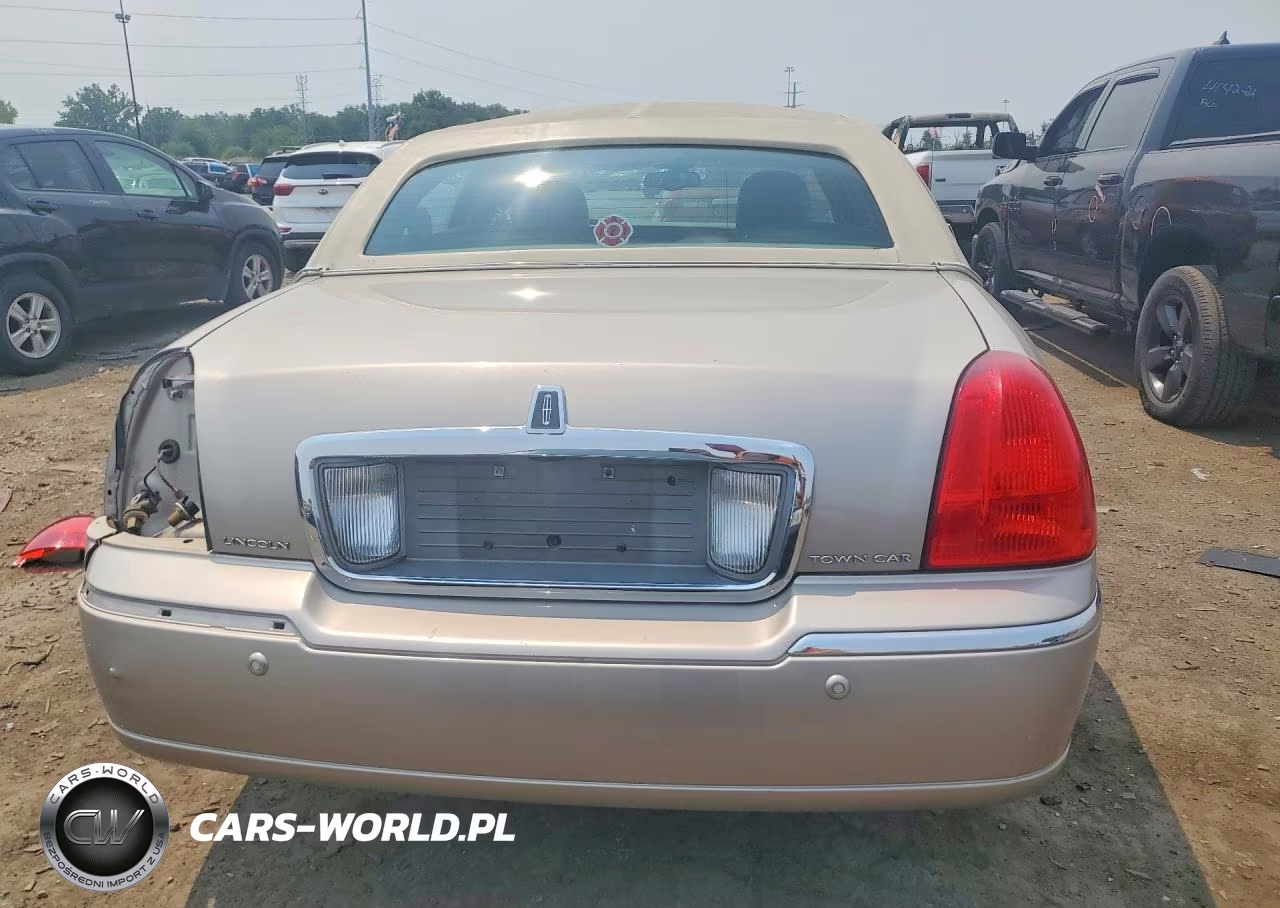 2003 Lincoln Town Car Signature VIN:1LNHM82W43Y606247 - 6