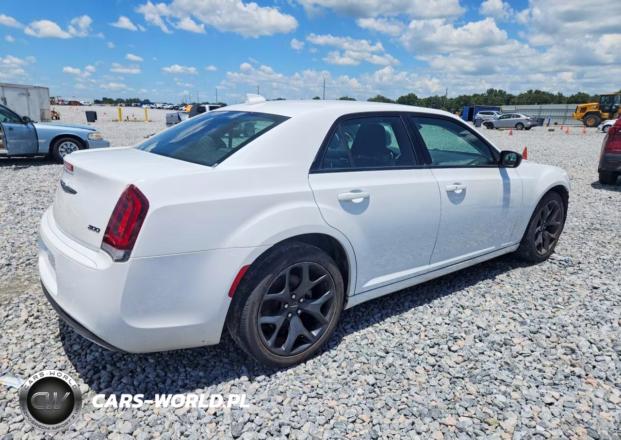 2022 Chrysler 300 Touring VIN:2C3CCAAG4NH236745 - 3