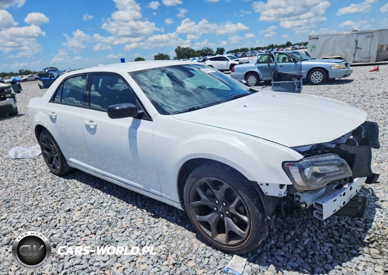 2022 Chrysler 300 Touring VIN:2C3CCAAG4NH236745 - 4
