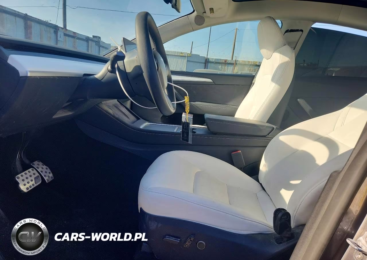2025 Tesla Model Y VIN:7SAYGDEE7SF240633 - 7