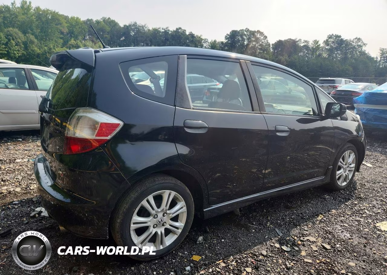 2011 Honda Fit Sport VIN:JHMGE8H52BS010422 - 3