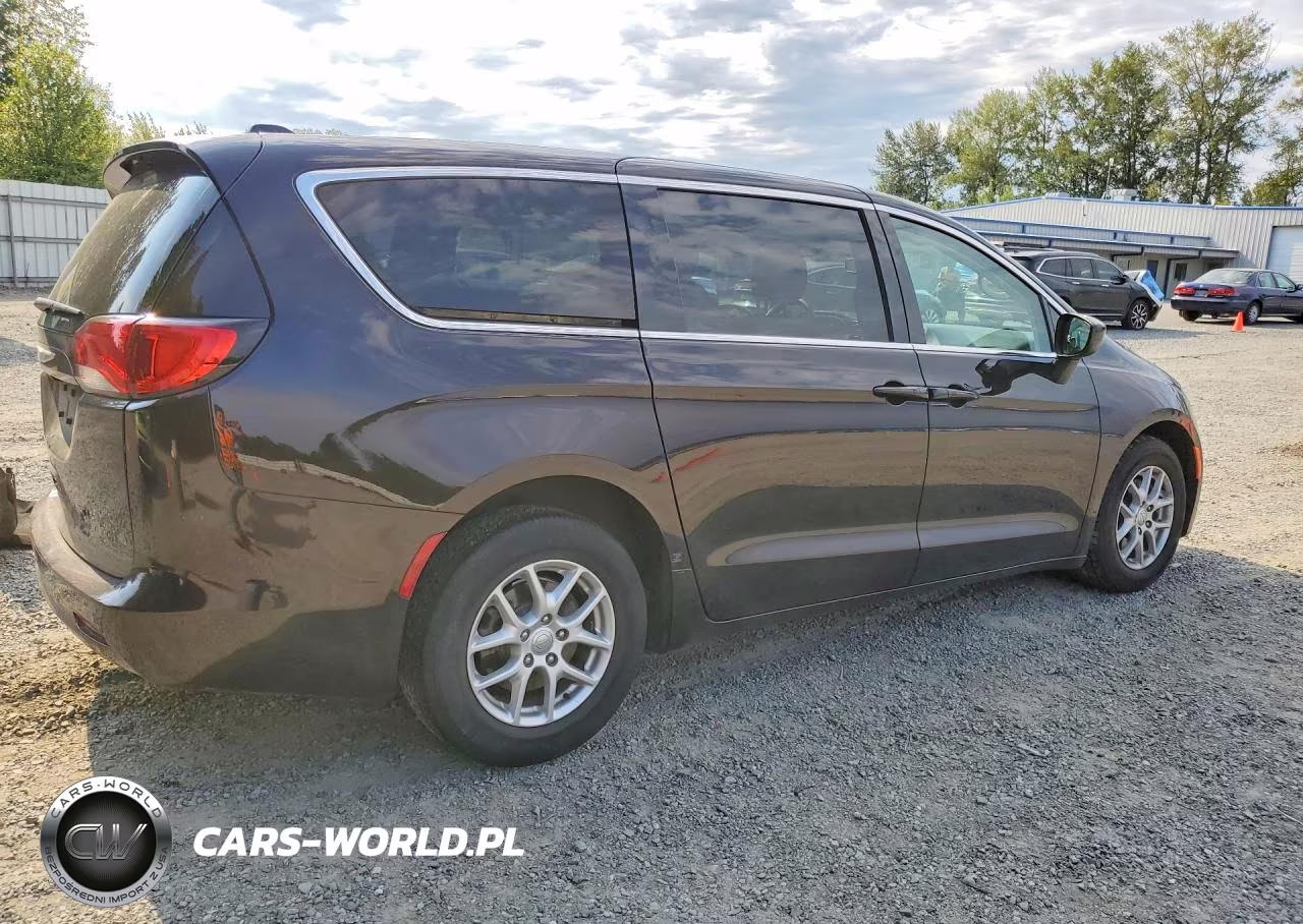 2017 Chrysler Pacifica Touring VIN:2C4RC1DG9HR684348 - 3