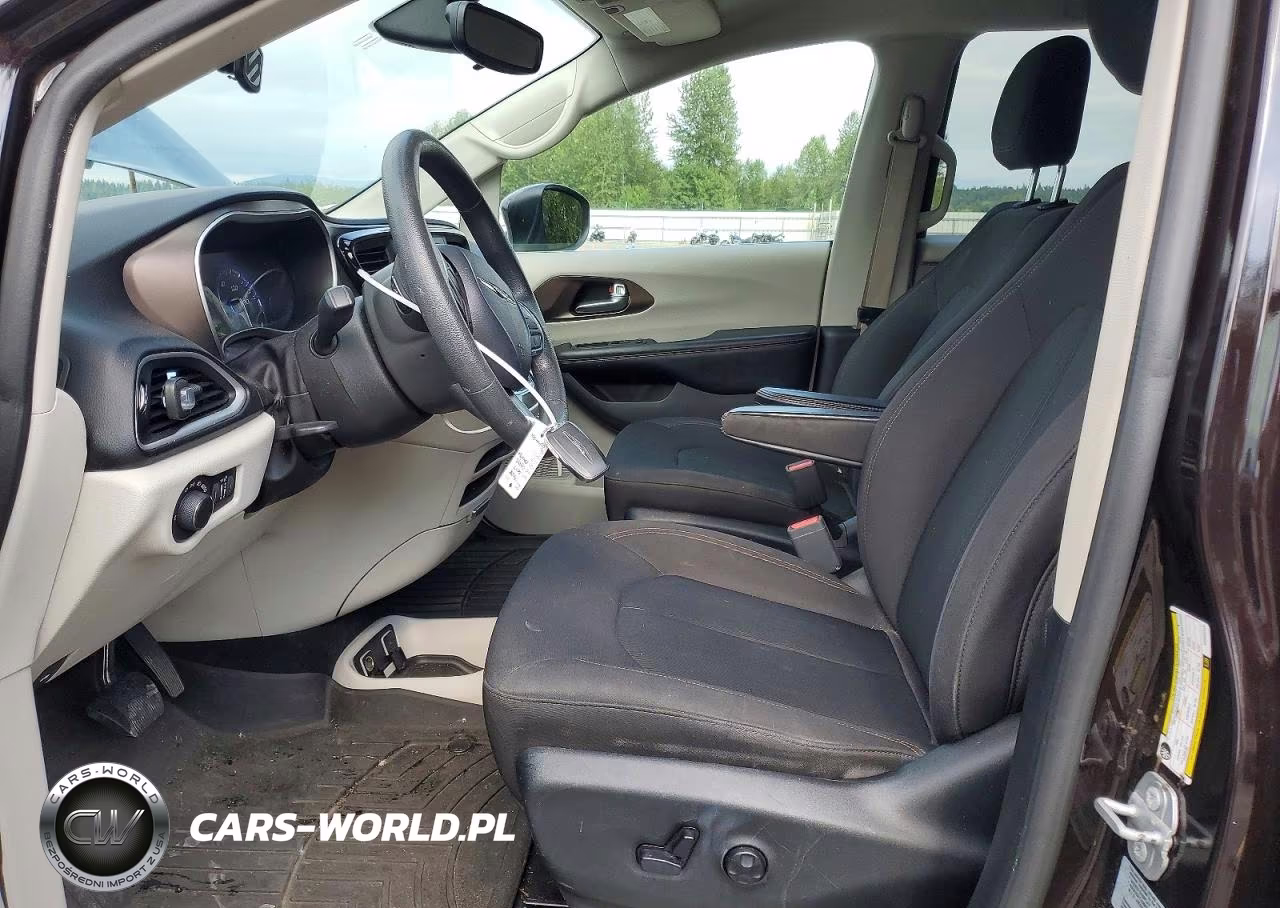 2017 Chrysler Pacifica Touring VIN:2C4RC1DG9HR684348 - 7