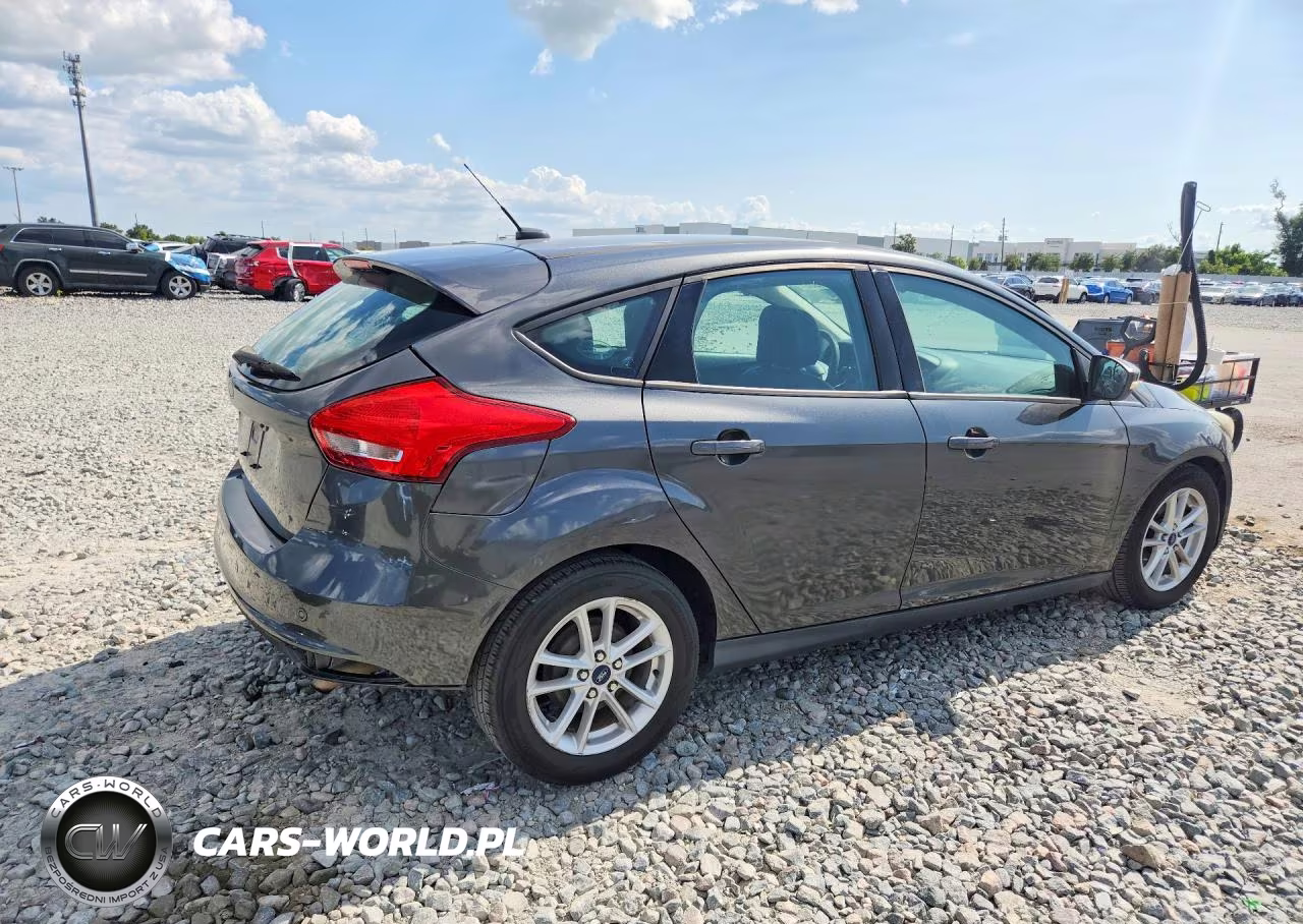 2017 Ford Focus Se VIN:1FADP3K2XHL262217 - 3