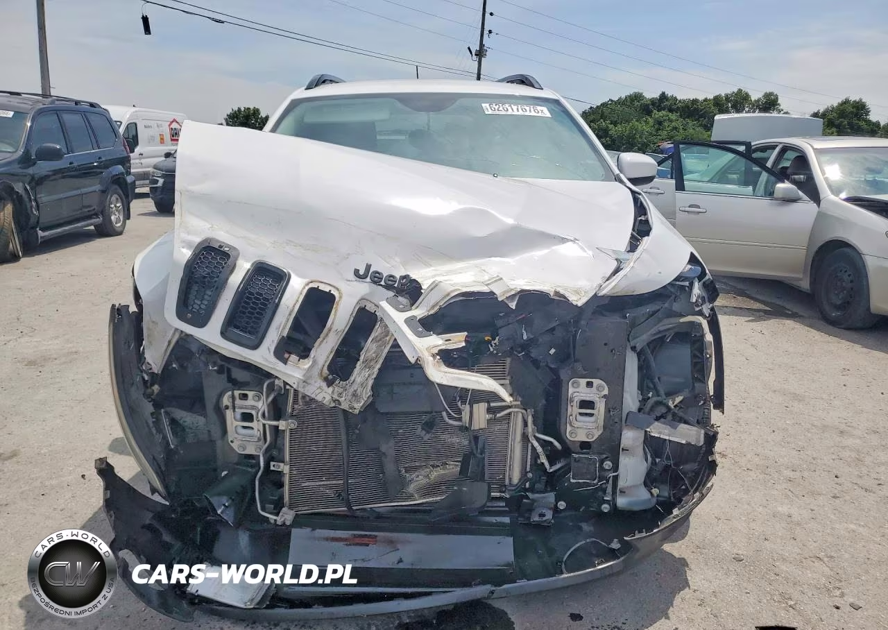 2018 Jeep Cherokee Latitude VIN:1C4PJLCB4JD596900 - 5