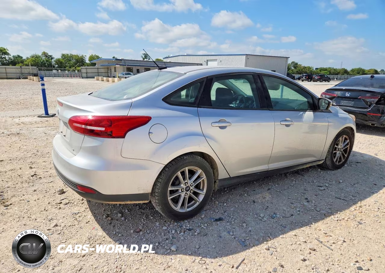 2017 Ford Focus Se VIN:1FADP3F21HL320189 - 3