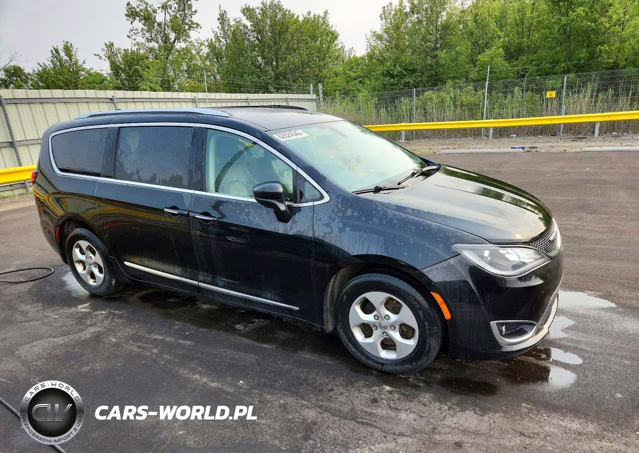 2017 Chrysler Pacifica Touring L Plus VIN:2C4RC1EG9HR510732 - 4