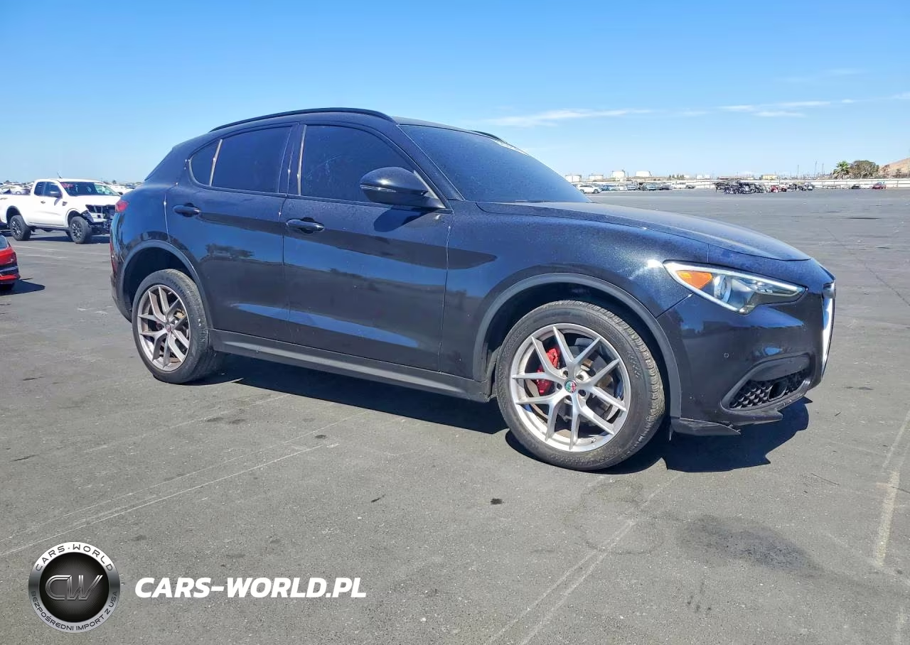 2018 Alfa Romeo Stelvio Ti Sport VIN:ZASFAKNN2J7B73316 - 4