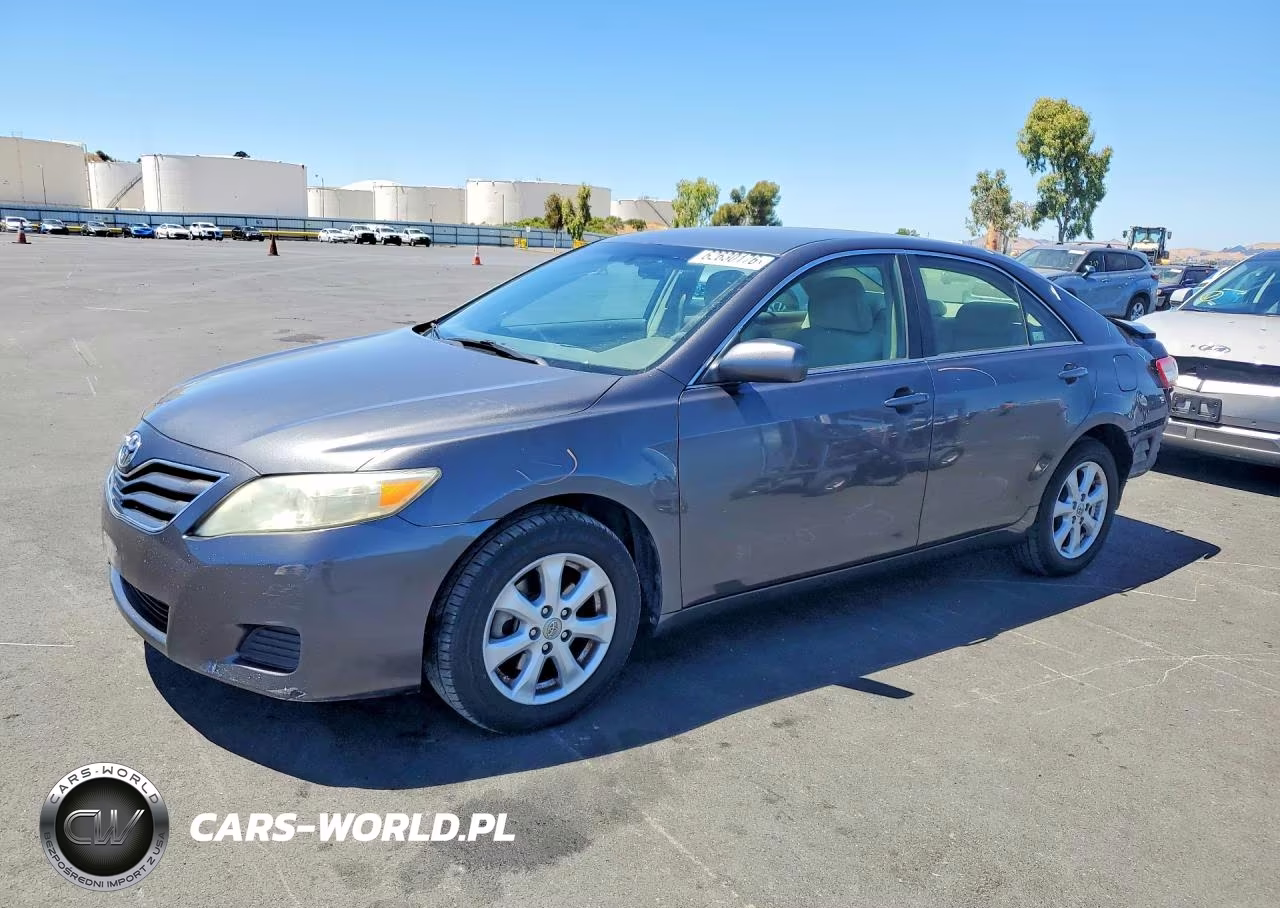 2011 Toyota Camry Le – zdjęcie 1 z 12