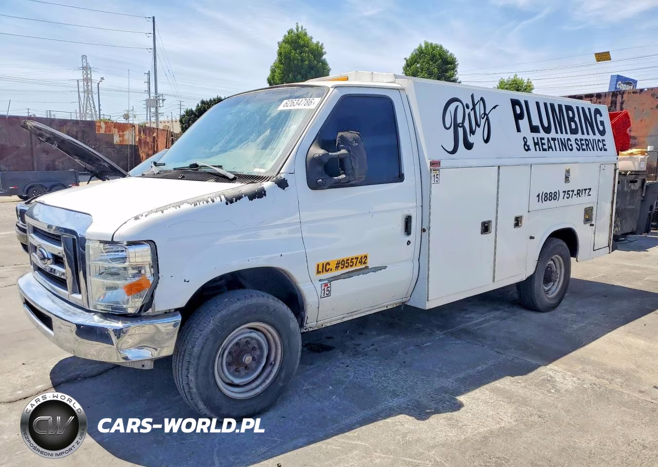 2013 Ford Econoline E350 Super Duty Cutaway Van