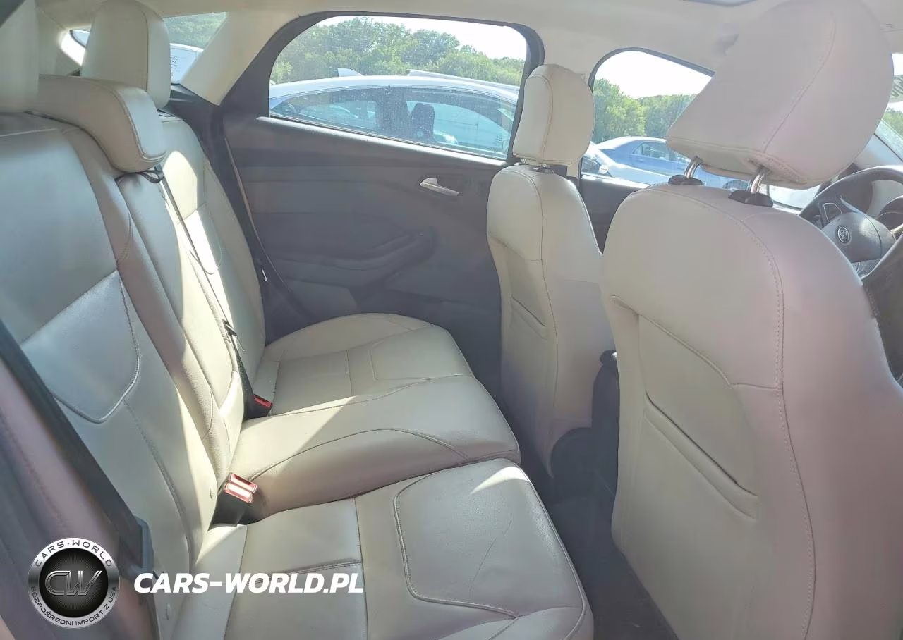 2018 Ford Focus Titanium VIN:1FADP3N26JL295877 - 10