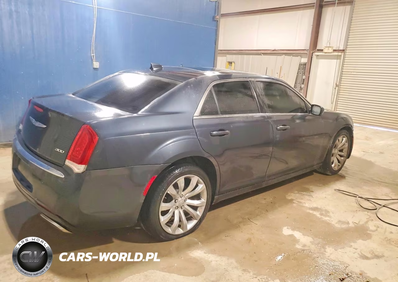 2018 Chrysler 300 Touring VIN:2C3CCAAG0JH234212 - 3