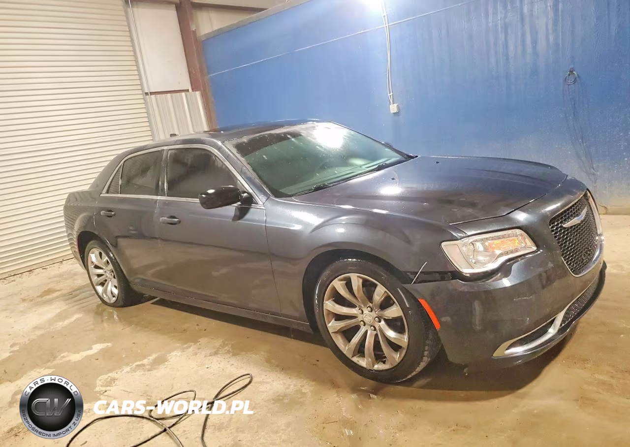 2018 Chrysler 300 Touring VIN:2C3CCAAG0JH234212 - 4
