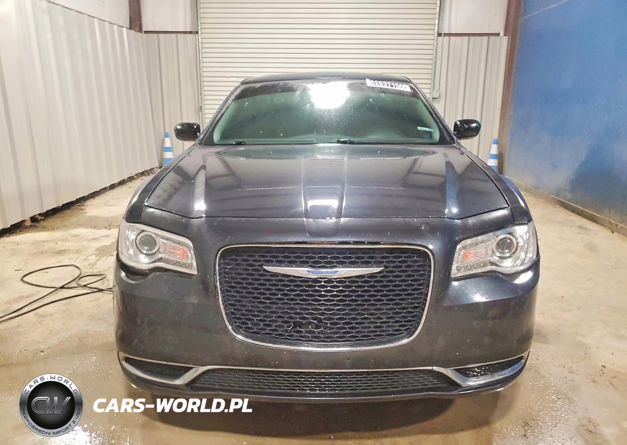 2018 Chrysler 300 Touring VIN:2C3CCAAG0JH234212 - 5