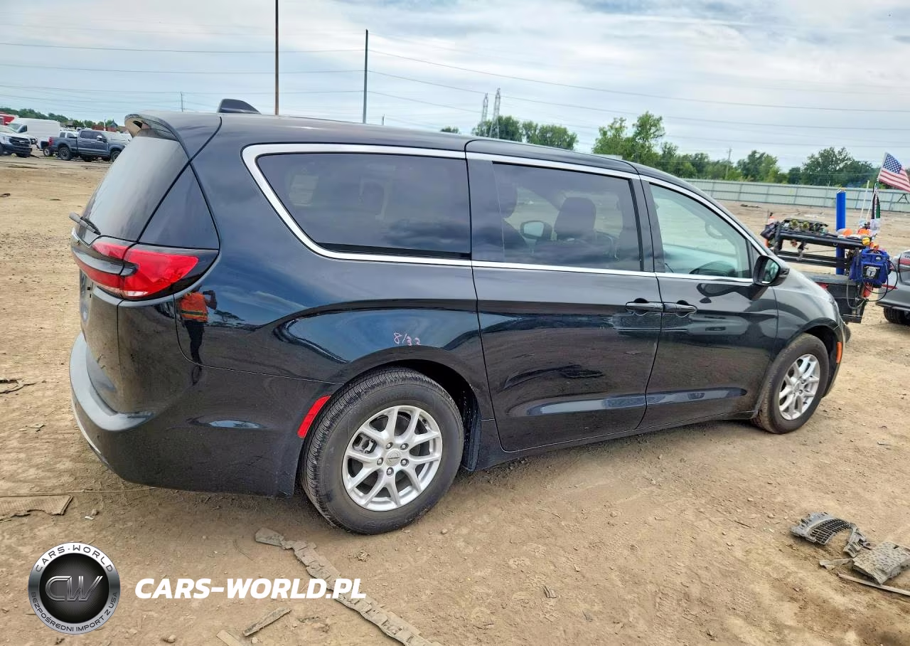 2023 Chrysler Pacifica Touring L VIN:2C4RC1BG8PR621517 - 3