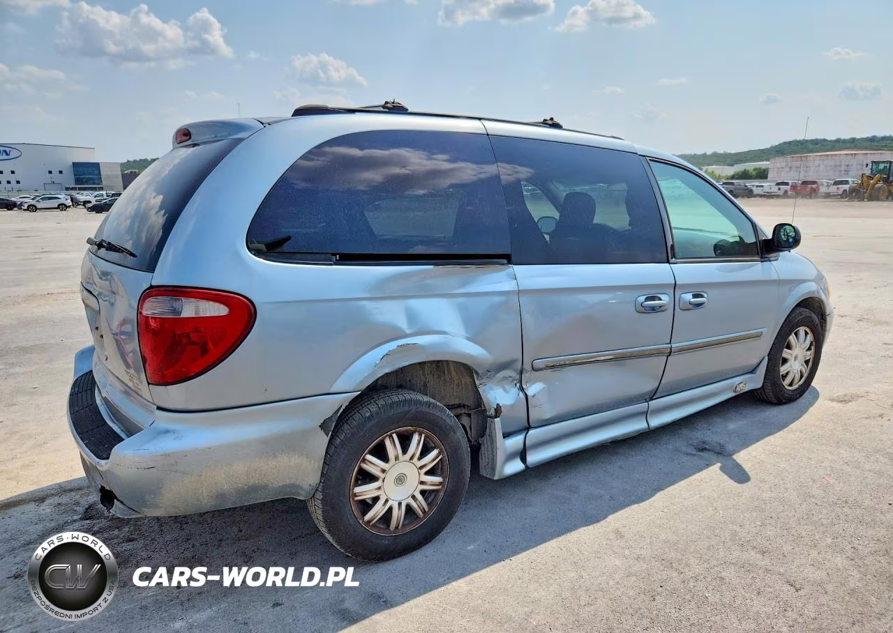2005 Chrysler Town & Country Touring VIN:2C8GP54L05R327943 - 3