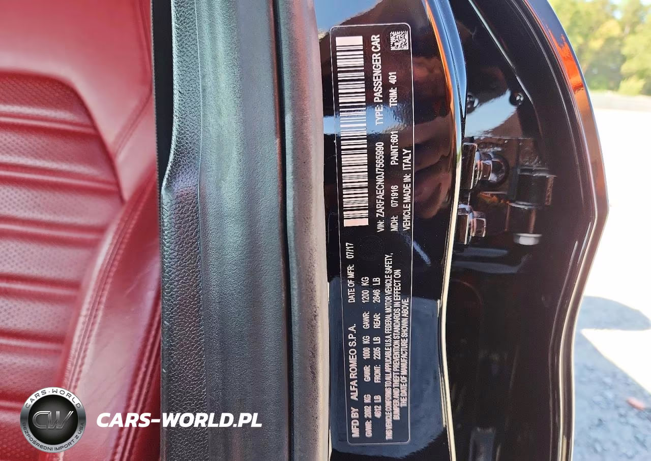 2018 Alfa Romeo Giulia Ti VIN:ZARFAECN0J7565990 - 12