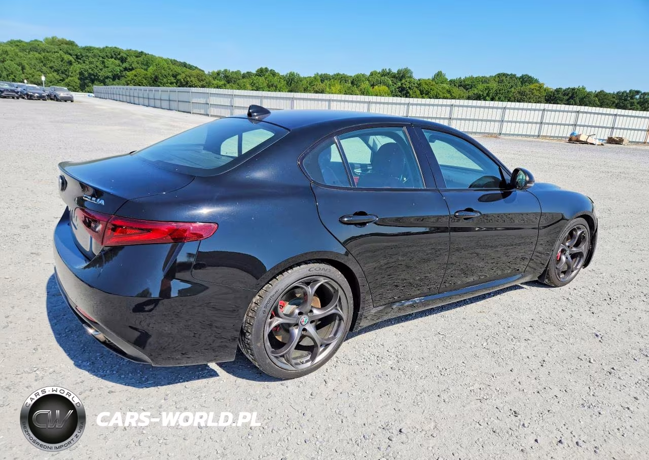 2018 Alfa Romeo Giulia Ti VIN:ZARFAECN0J7565990 - 3