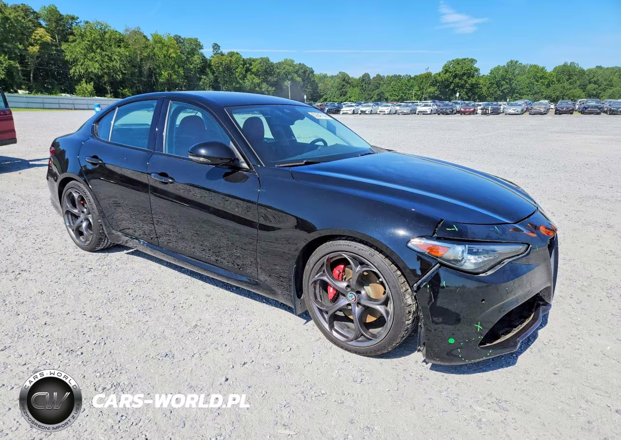2018 Alfa Romeo Giulia Ti VIN:ZARFAECN0J7565990 - 4