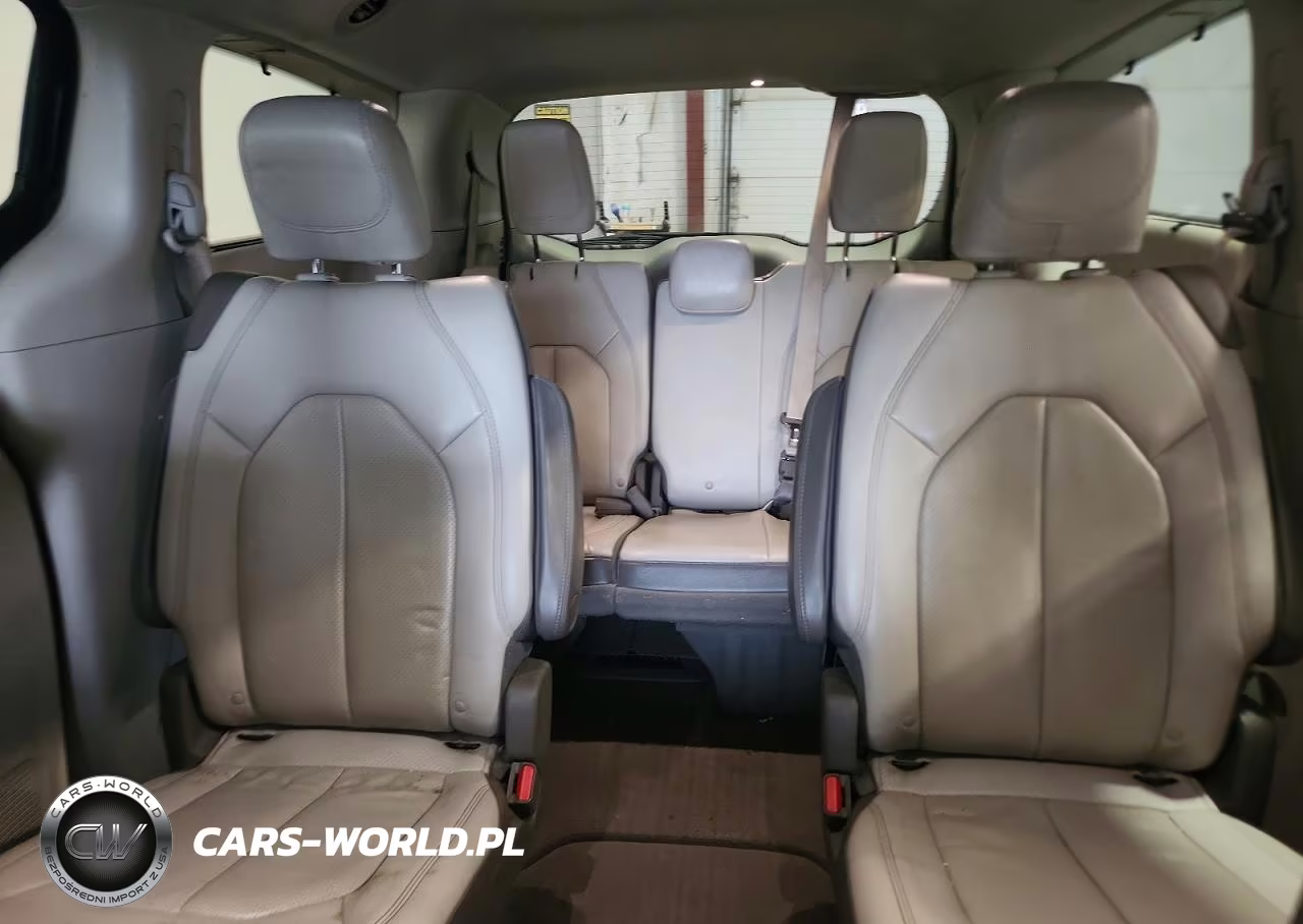2018 Chrysler Pacifica Touring L Plus VIN:2C4RC1EG5JR102718 - 10