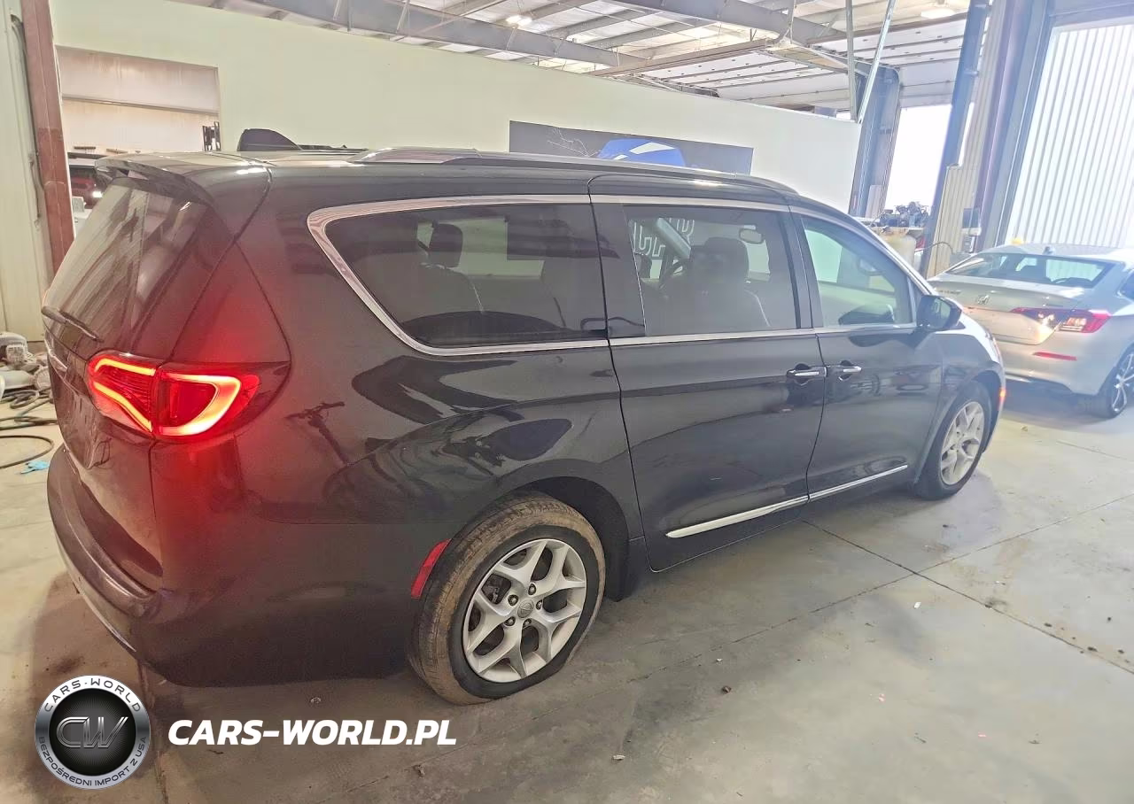 2018 Chrysler Pacifica Touring L Plus VIN:2C4RC1EG5JR102718 - 3