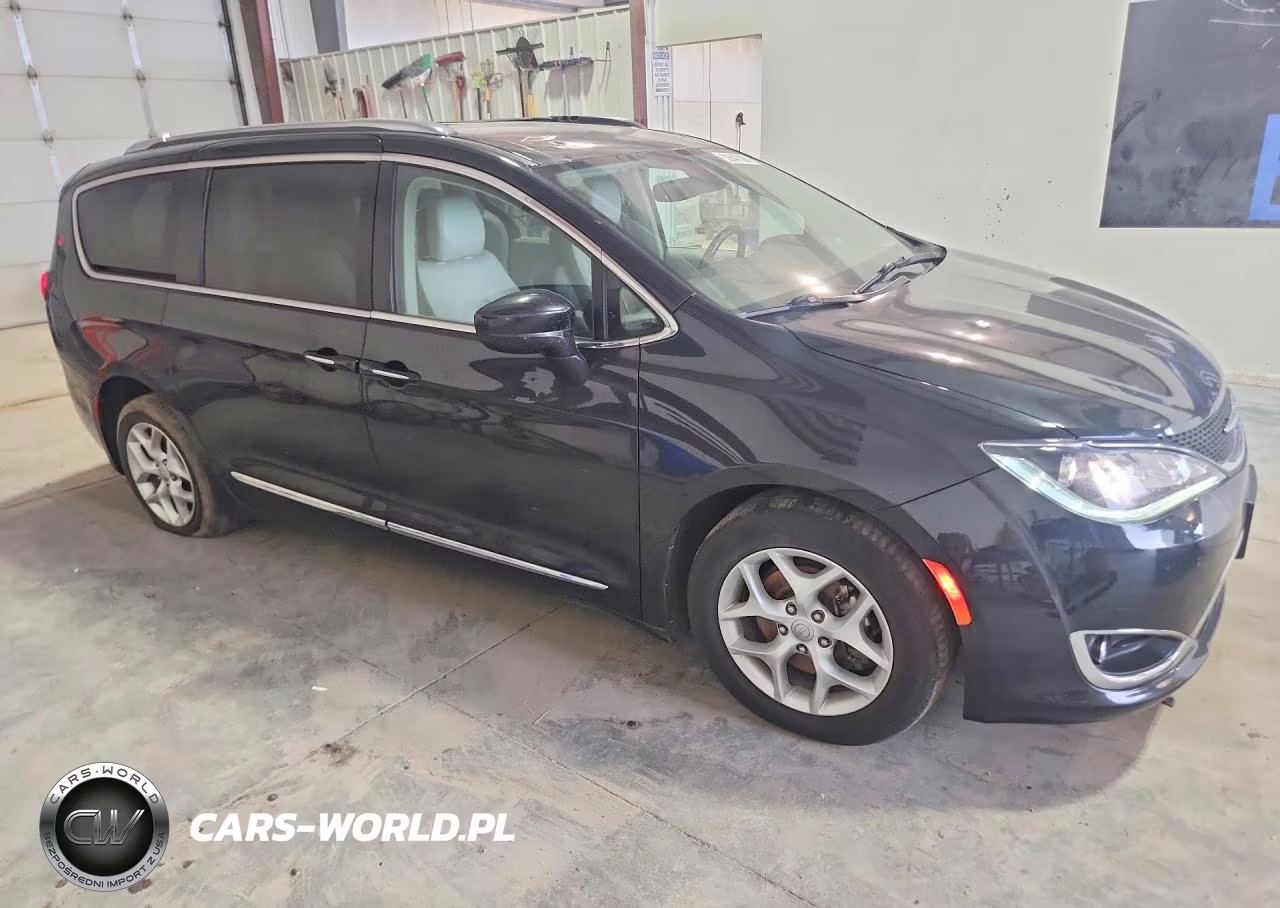 2018 Chrysler Pacifica Touring L Plus VIN:2C4RC1EG5JR102718 - 4