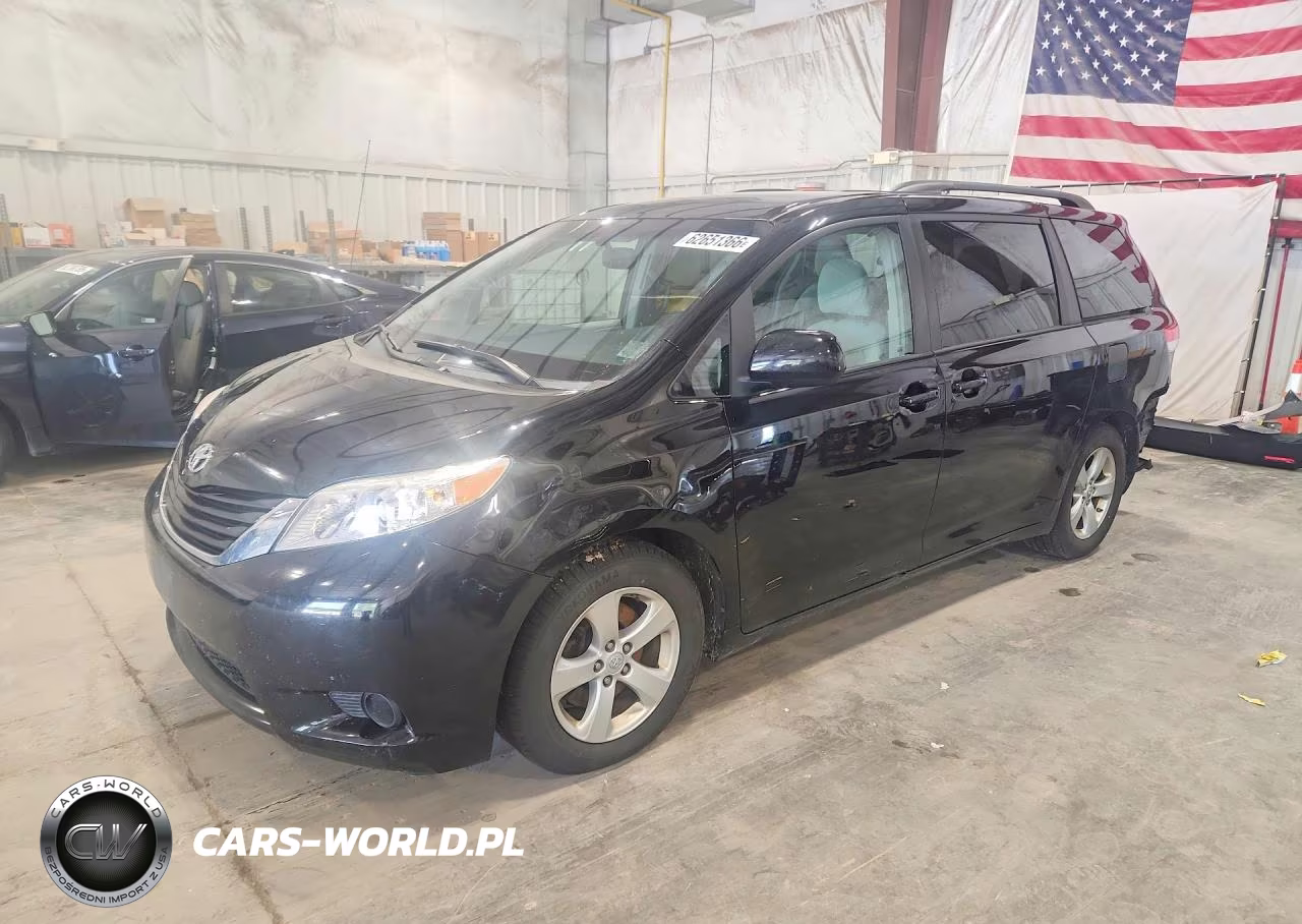 2014 Toyota Sienna Le – zdjęcie 1 z 13