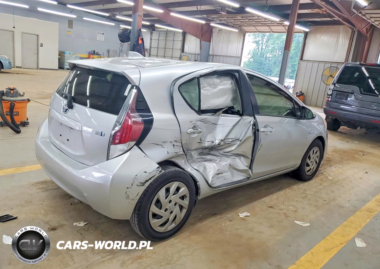 2015 Toyota Prius C One VIN:JTDKDTB39F1111767 - 3