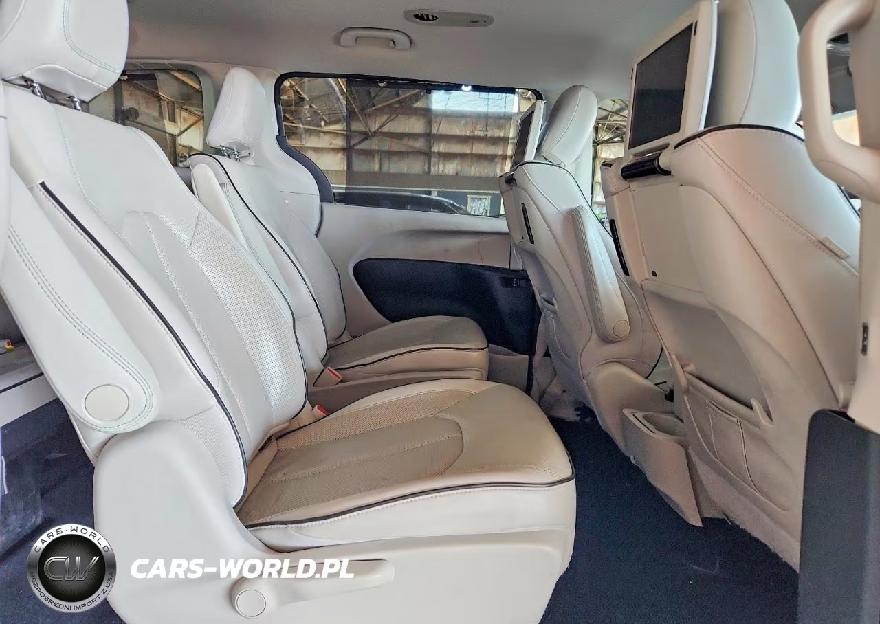2018 Chrysler Pacifica Hybrid Limited VIN:2C4RC1N77JR159177 - 11