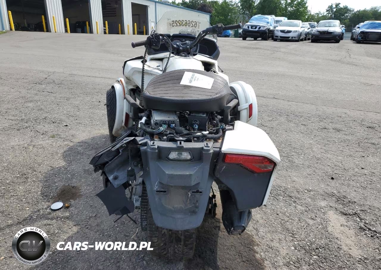 2017 Can-Am Spyder Roadster F3-T VIN:2BXREDD25HV002699 - 4