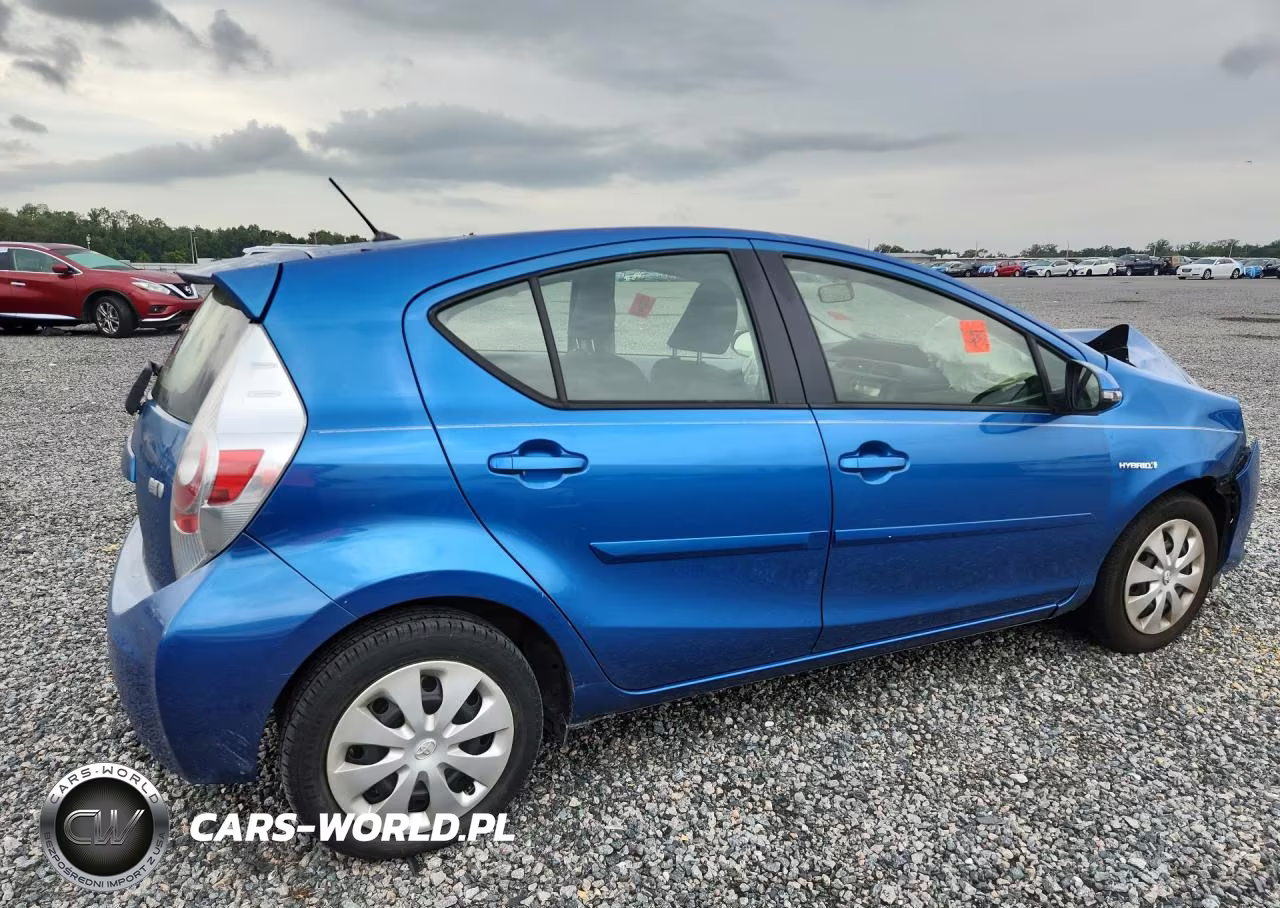 2014 Toyota Prius C Two VIN:JTDKDTB30E1573701 - 3