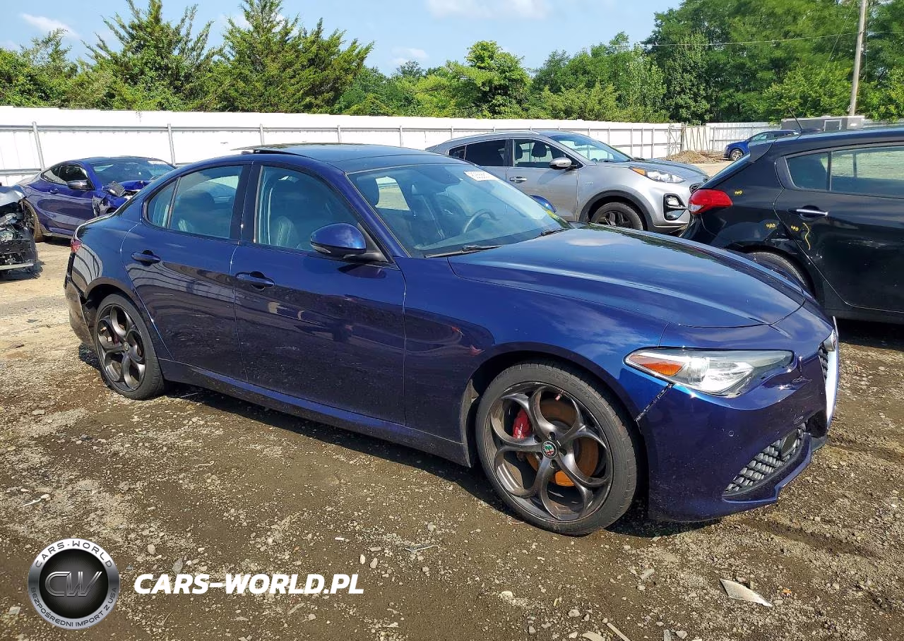 2017 Alfa Romeo Giulia Ti Q4 VIN:ZARFAEEN9H7537791 - 4