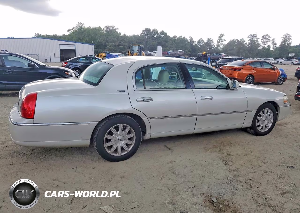 2007 Lincoln Town Car Signature Limited VIN:1LNHM82V17Y636402 - 3