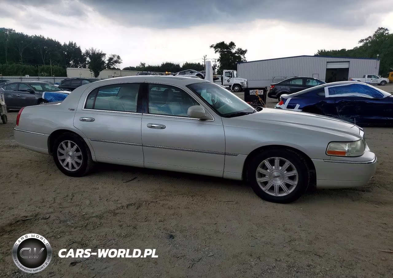 2007 Lincoln Town Car Signature Limited VIN:1LNHM82V17Y636402 - 4